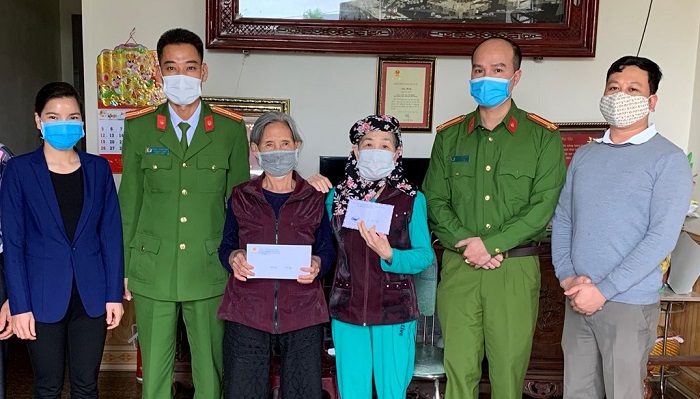 Công an quận Dương Kinh: Tặng quà 5 trường hợp có hoàn cảnh khó khăn